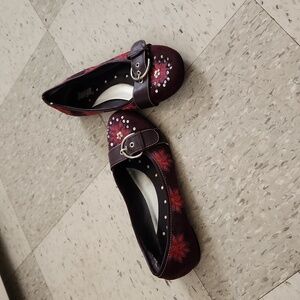 Adorable embroidered bongo slip-ons